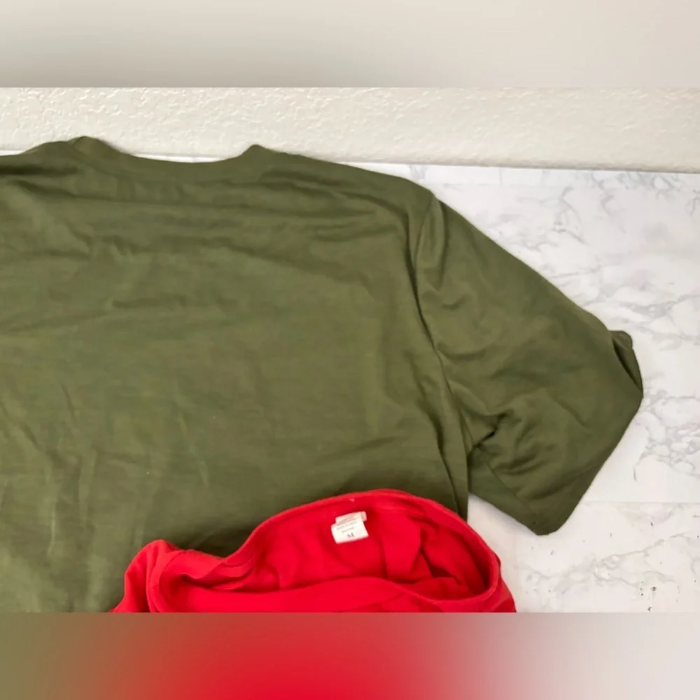 Women’s Holiday Christmas Shirt Lot Of 2 Size M Green Red Pullover Tops Y1​​ - Picture 4 of 4